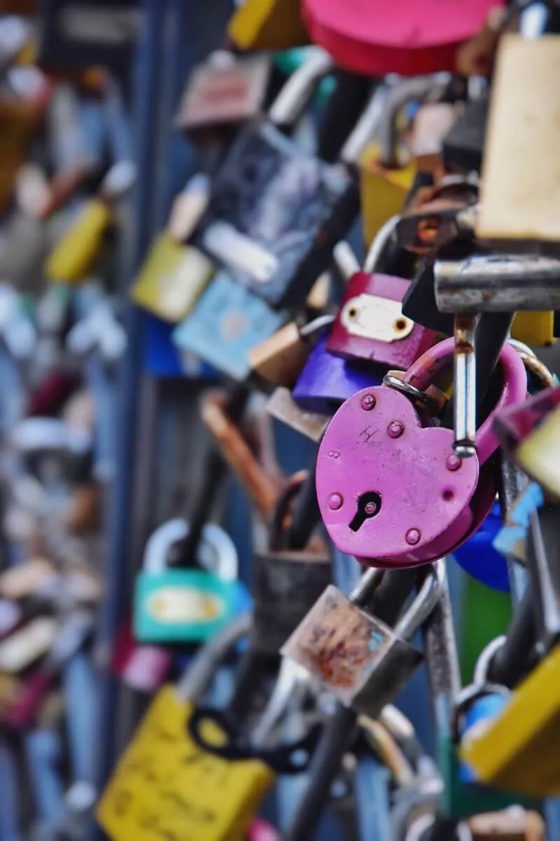 Candado en forma de corazón y llaves de seguridad, cerrajeros expertos en Murcia y Alicante | JRos keys&locks