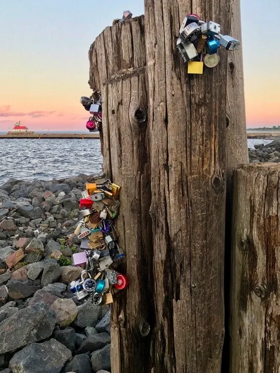 Candados de seguridad en poste de madera junto al mar, servicios de cerrajería en Murcia y Alicante | JRos keys&locks