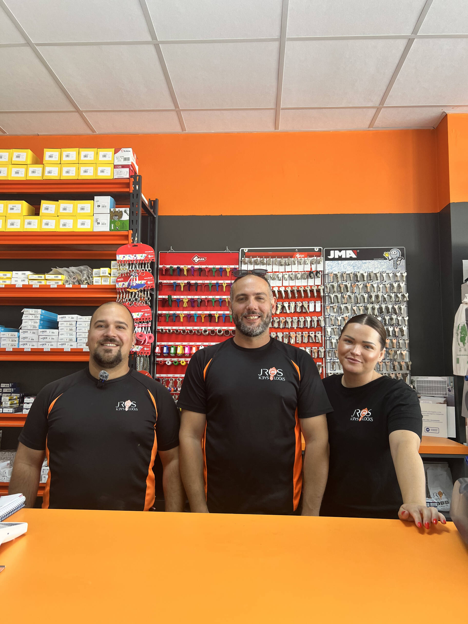 Aquí va tu foto principal (equipo, furgoneta o servicio) - JRos keys&locks